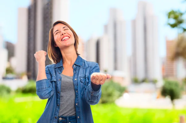 Joven cool mujer celebrando pose —  Fotos de Stock