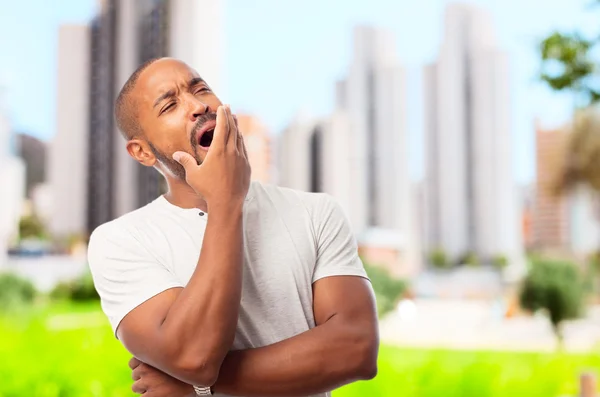 Jovem legal preto homem bocejando — Fotografia de Stock