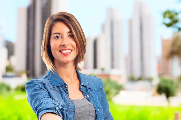 Giovane donna cool con una chiave della macchina — Foto Stock