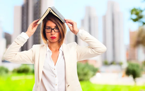 Junge coole Frau langweilt sich mit einem Buch — Stockfoto