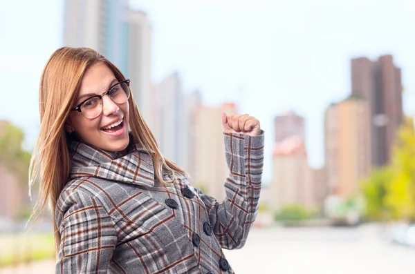 Joven cool mujer celebrando gesto — Foto de Stock