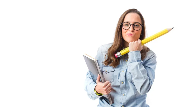 Mujer joven sosteniendo un cuaderno y un lápiz — Foto de Stock