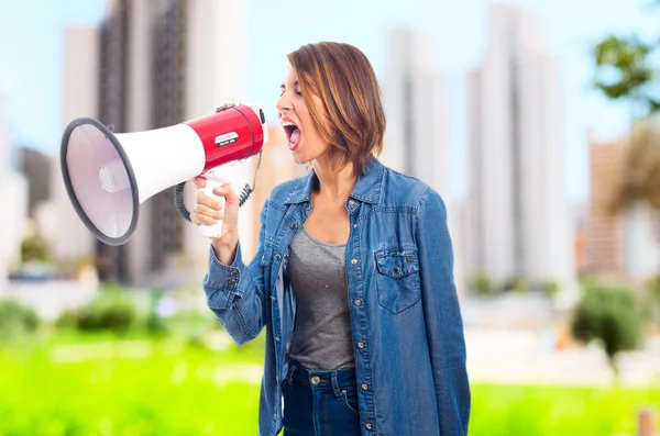 Jonge cool vrouw schreeuwen — Stockfoto