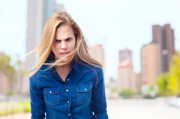 Joven fresco mujer enojado pose — Foto de Stock