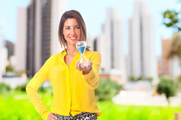 Jonge cool vrouw met een timer — Stockfoto