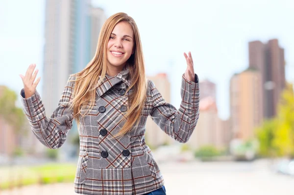 Jovem mulher legal celebrando sinal — Fotografia de Stock