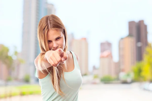 Jovem mulher legal apontando você — Fotografia de Stock