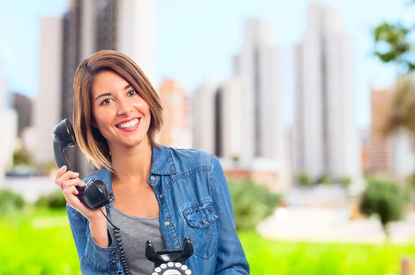 Jovem mulher legal com um telefone — Fotografia de Stock