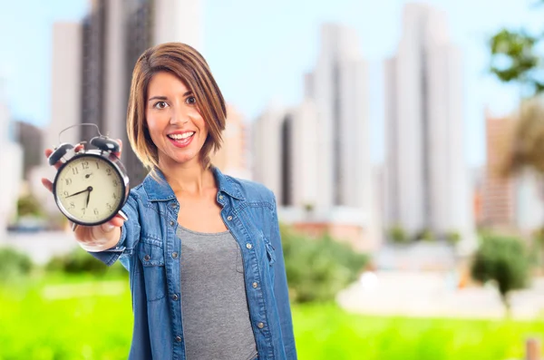 Mujer fresca joven con despertador — Foto de Stock