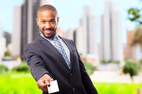 Joven fresco negro hombre ofreciendo una tarjeta de crédito — Foto de Stock