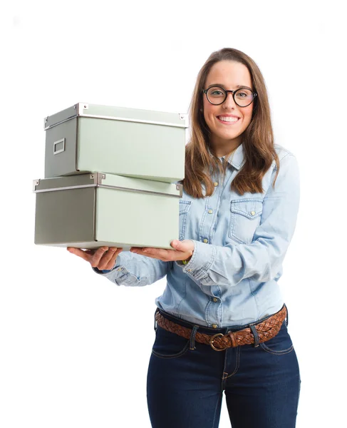 Ung kvinna med en lådor — Stockfoto