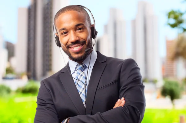 Joven fresco negro hombre con teléfonos — Foto de Stock