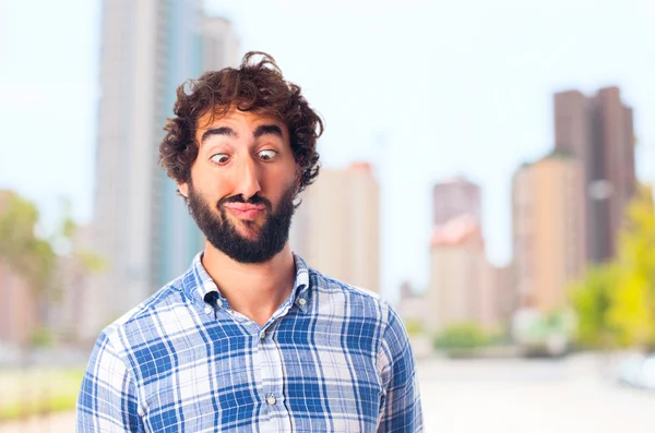 Aptal yüz ifadesi ile genç adam