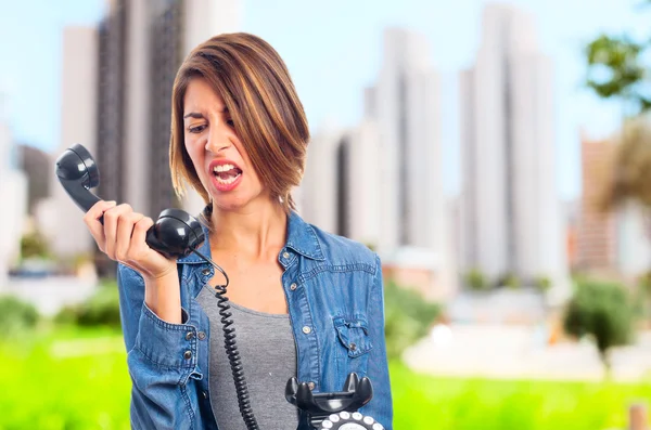 Mladá cool žena křičí na telefon — Stock fotografie