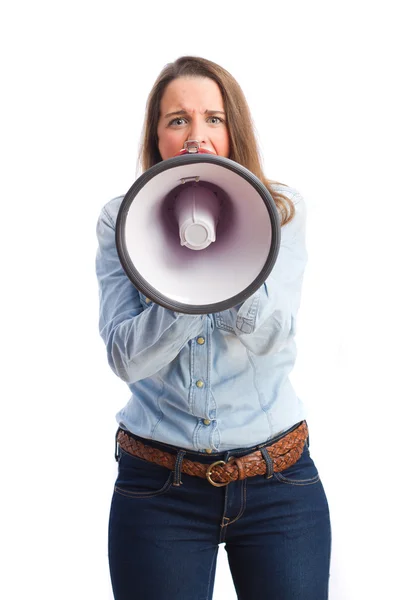 Jonge vrouw schreeuwen door megafoon — Stockfoto