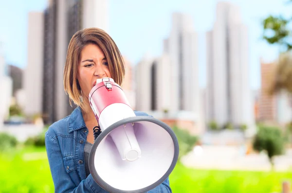 Junge coole Frau schreit — Stockfoto