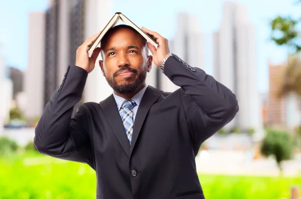 Joven fresco negro hombre con un libro —  Fotos de Stock