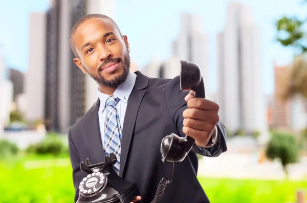 Jeune homme noir cool offrant un appel — Photo