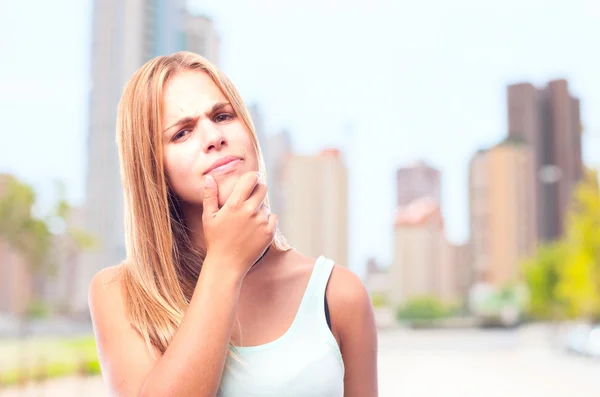 Junge coole Frau denkt — Stockfoto