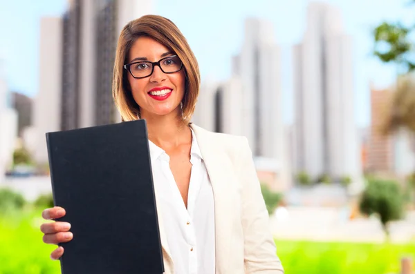 Jovem mulher legal com um livro — Fotografia de Stock