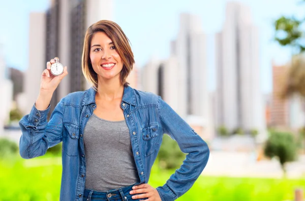 Jovem mulher legal com um cronômetro — Fotografia de Stock