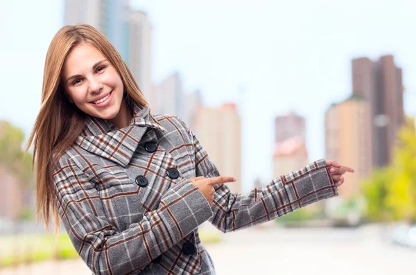 Ung cool kvinna som pekar — Stockfoto