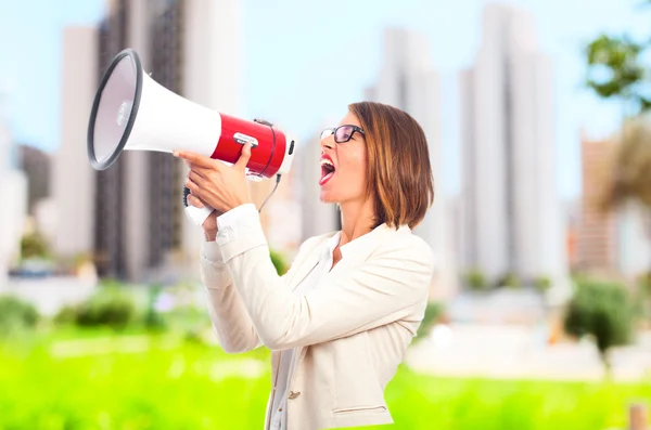 Jeune femme cool avec un mégaphone — Photo