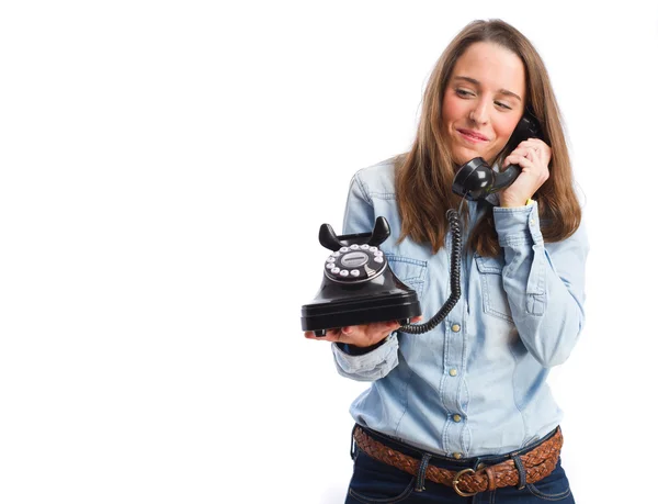 Mujer joven sosteniendo un teléfono — Foto de Stock