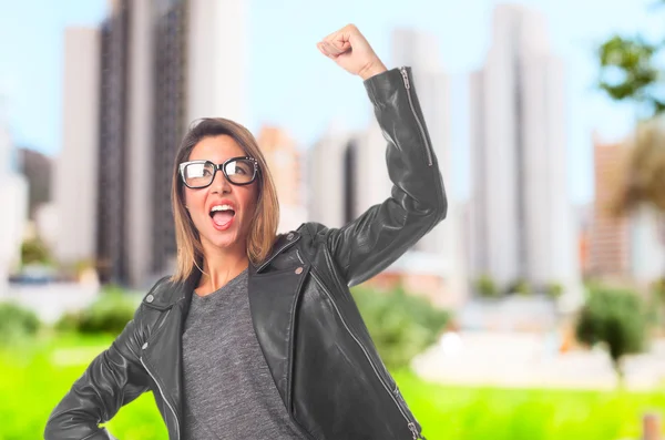 Joven cool mujer bailando — Foto de Stock