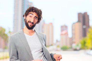 Para hareketi olmayan genç deli adam