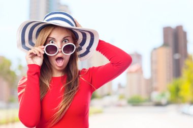 serin olan kadın güneş gözlüğü ve bir kulübe. sürpriz kavramı