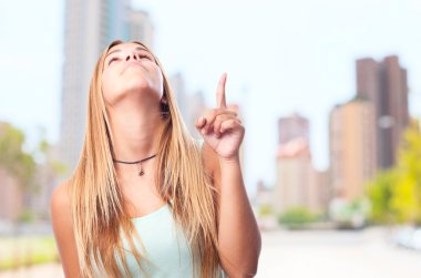 Yukarı dönük genç güzel kadın