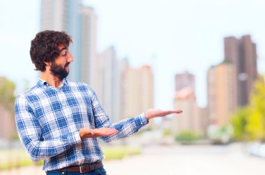 genç adam gösterilen