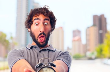 Genç deli adam saat ile bir sürpriz