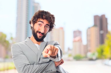 İşaret eden genç deli adam