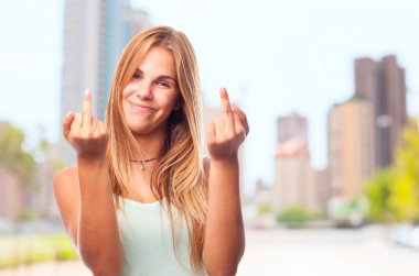  genç güzel kadın anlaşmazlık işareti