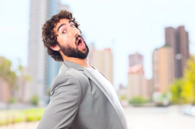 Sırt ağrısı olan genç deli adam