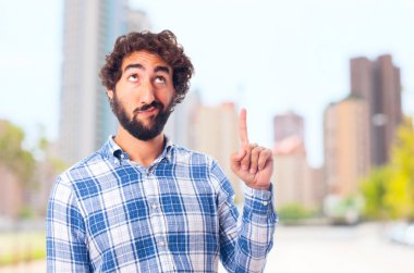 Genç adam işaret ediyor. 