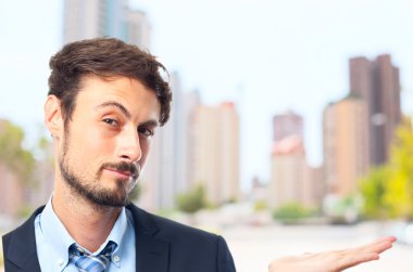 Genç çılgın işadamı jest göster