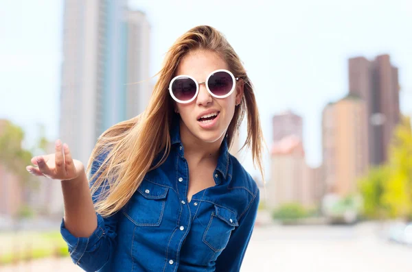 Joven cool mujer confundido — Foto de Stock