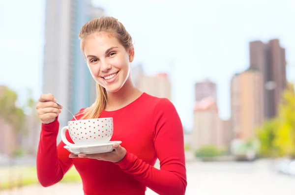 Ung cool kvinna äter frukost — Stockfoto