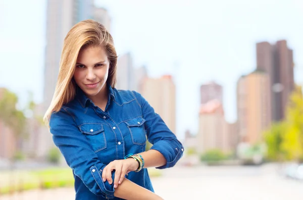 Joven cool mujer frente a posar —  Fotos de Stock