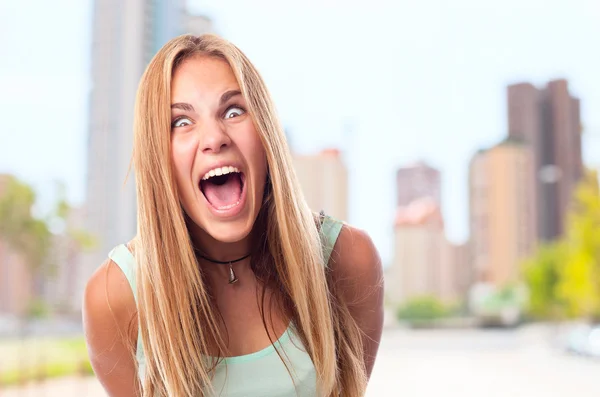 Joven mujer fresca gritando — Foto de Stock