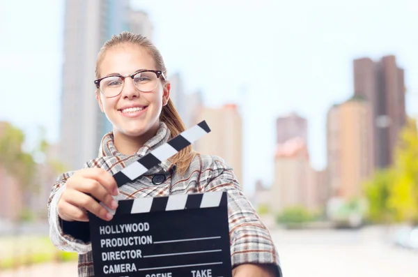 Jonge cool vrouw met een Filmklapper — Stockfoto