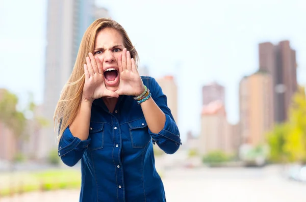 Joven mujer fresca gritando — Foto de Stock