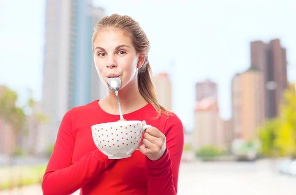 Ung cool kvinna äter frukost — Stockfoto