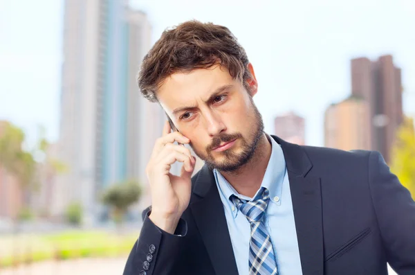 Joven loco hombre de negocios hablando por teléfono — Foto de Stock