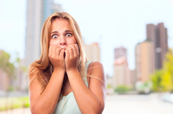 Joven cool mujer miedo cara — Foto de Stock