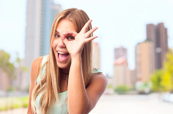 Jonge cool vrouw peeephole teken — Stockfoto