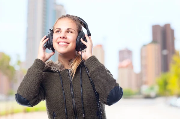 Joven mujer cool con auriculares — Foto de Stock